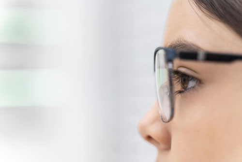 chica-tienda-probandose-gafas-cerca